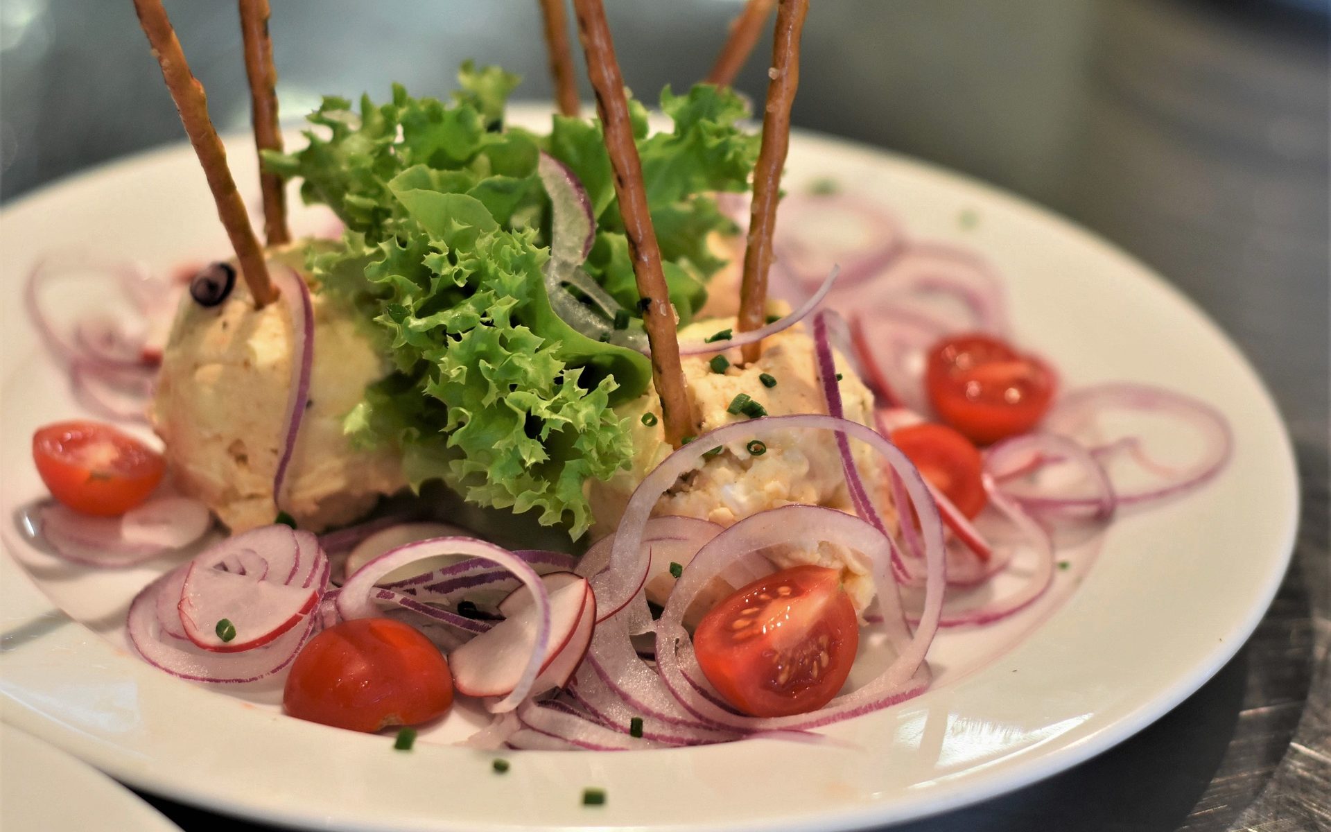 Obatzda, bayerische Vorspeise mit Käse und Zwiebeln